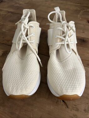 Reebok Women's Cream Sneakers with White and Gum Sole